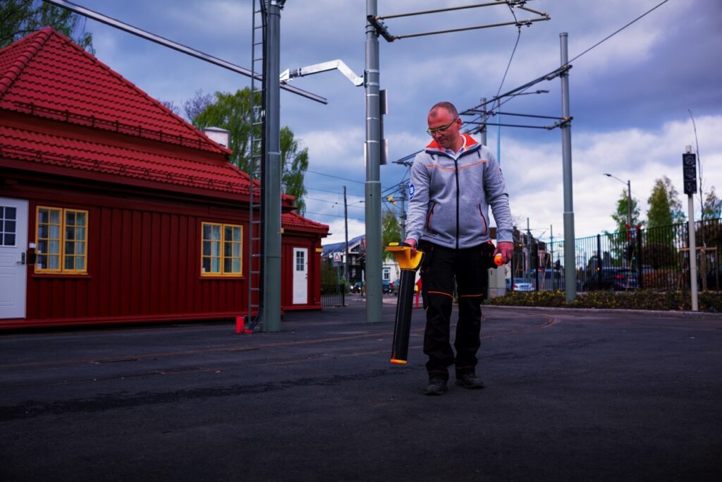 Mann som feilsøker på kraftkabel