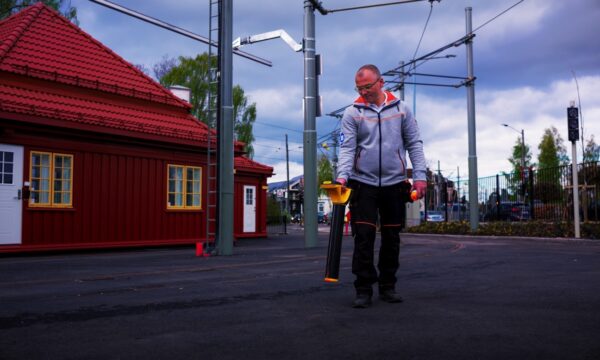 Mann som feilsøker på kraftkabel