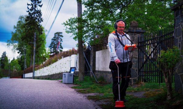 Mann som lokaliserer kabler og rør