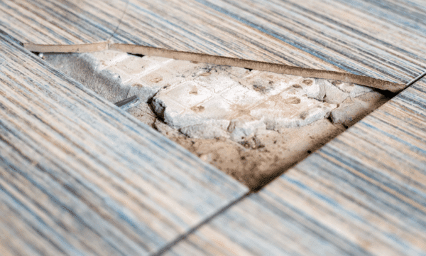 Brukket flis med varmekabel under