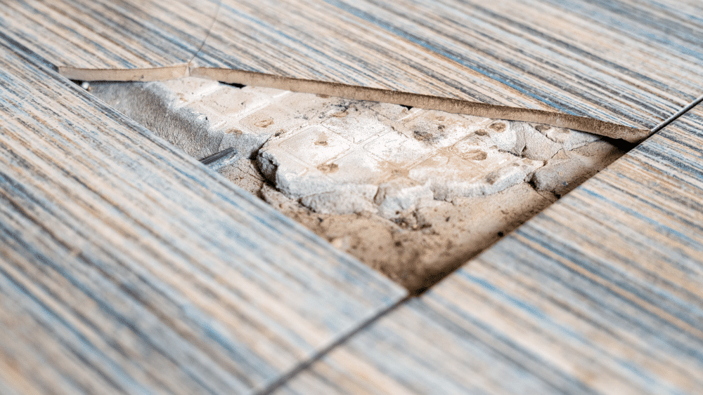 Brukket flis med varmekabel under