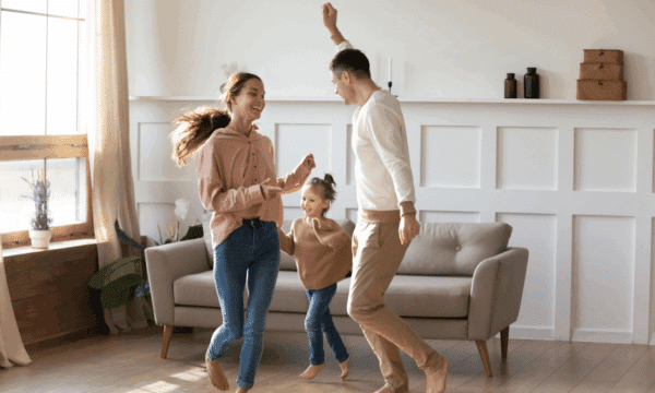 Familie danser på stuegulv