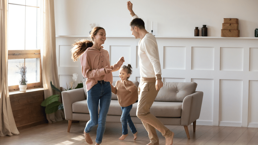Familie danser på stuegulv
